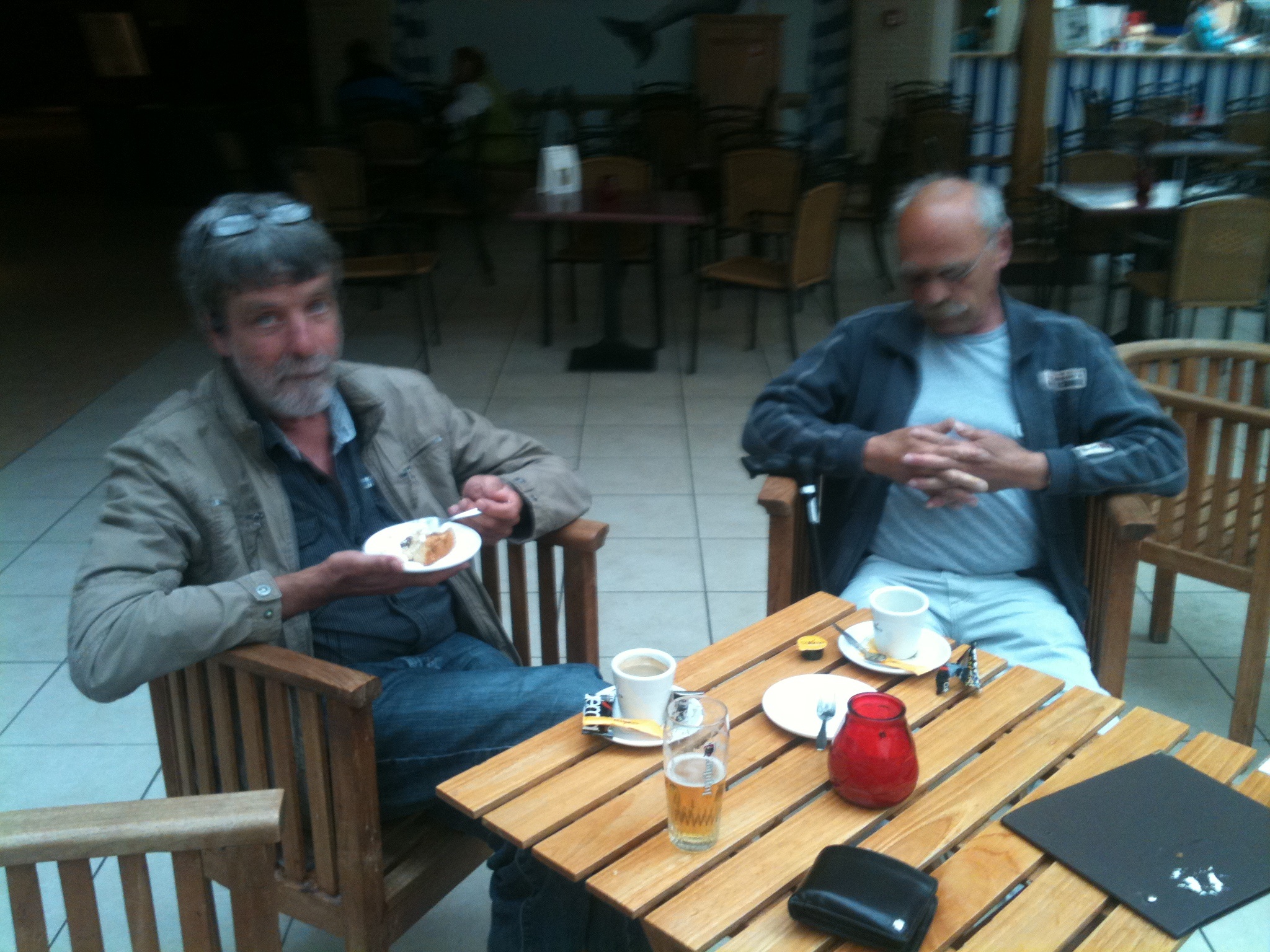 Aan de koffie op het terras van het park